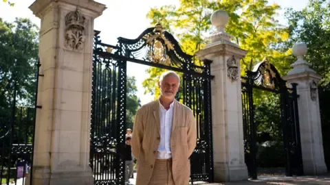 Sculptor Plans to Capture Royal's Dignity in Statue
